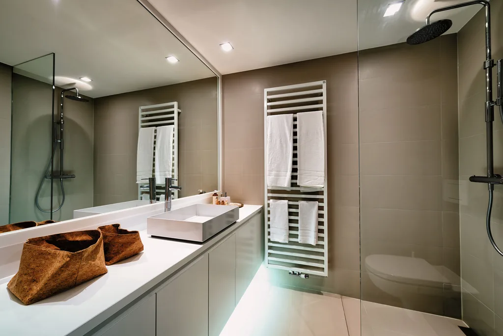 Salle de bain avec douche à l’italienne d’Amazone 1, appartement meublé à Bruxelles