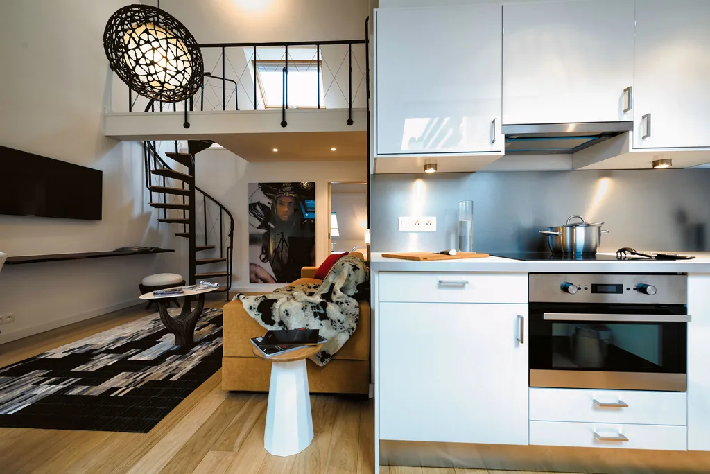 Cuisine équipée et séjour de Paul Lauters 5, appartement meublé à Bruxelles